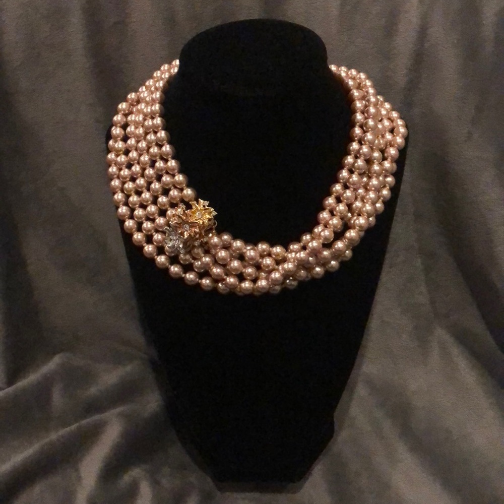 GORGEOUS Faux Pearl Necklace w/ Flower Clasp
